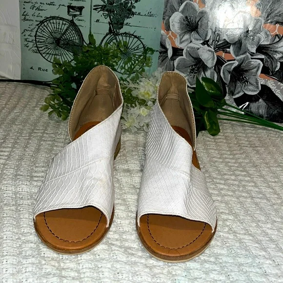 CCOCCI Adele white leather beautiful flats sz 8.5 - Picture 3 of 10
